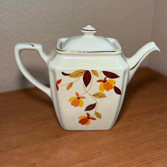 Vintage Hall Superior Kitchenware Jewel Tea
Autumn Leaf Newport Teapot - Picture 2 of 10